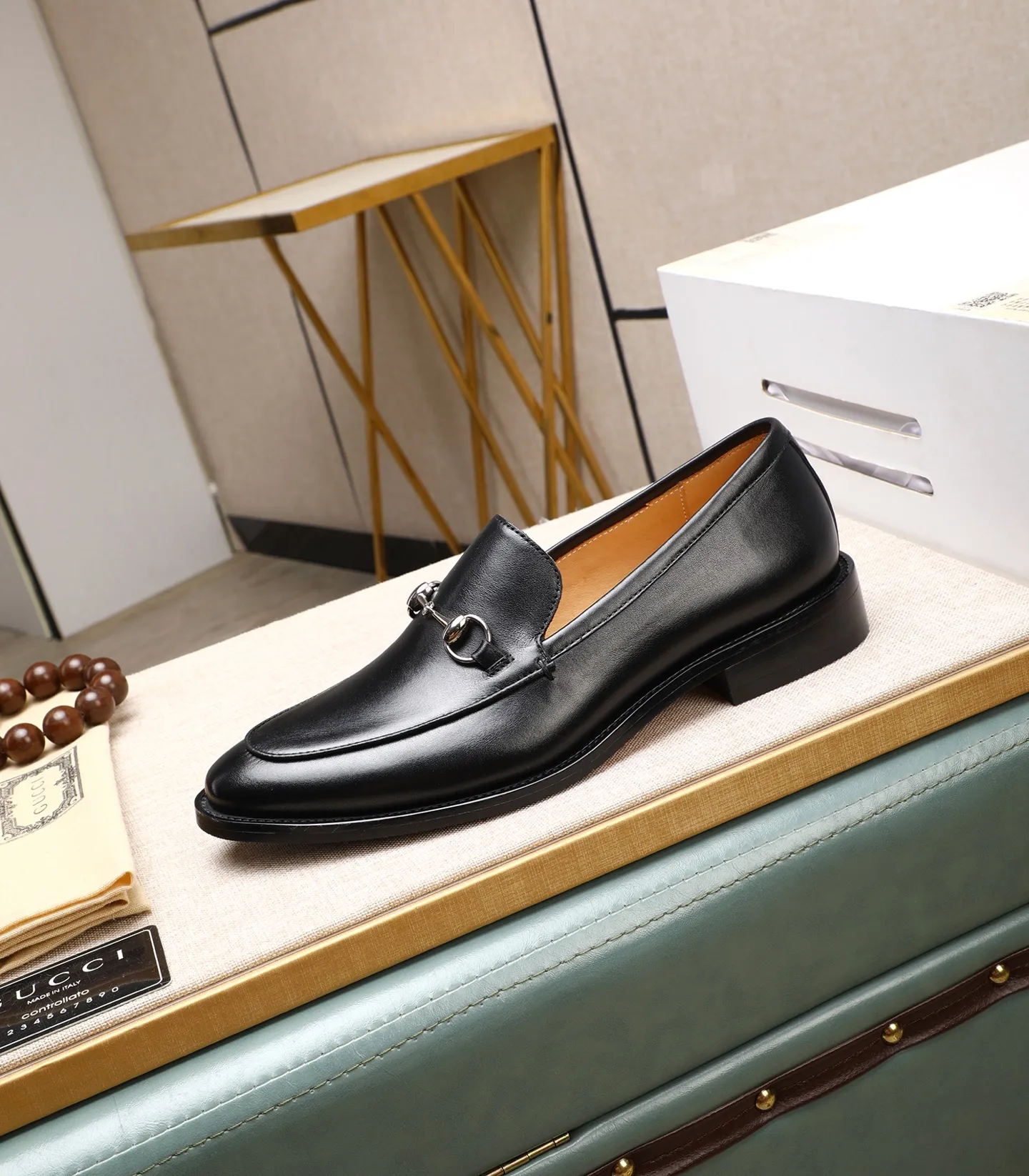 Men's shoes 💰520 (all cowhide) GUCCI high-end formal leather shoes. Original imported first-layer calfskin from Italy. Water-dyed cowhide lining. Original hardware. I believe you will be impressed from the first time you see it. The avant-garde style can no longer fully interpret its elegance. AAA grade rubber outsole. Super comfortable. The original last from the counter ensures its original version and quality. The simple upper ensures its comfort and breathability. A pair of truly good shoes has its own unique soul, prestigious quality, regular size 38-44